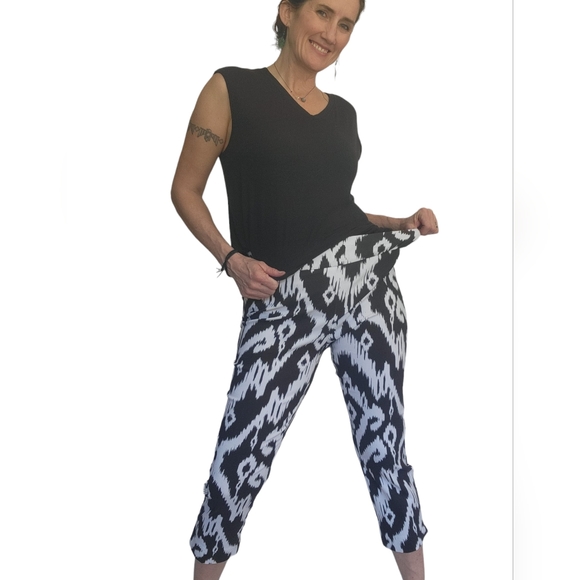 Chico's Brigitte So Slimming Stretch Crop Black & White Ikat Print Pants - Picture 3 of 16